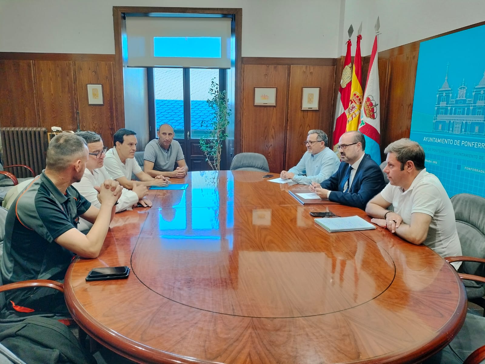 Reunión en el Ayuntamiento de Ponferrada con la Asociación Cantalobos.