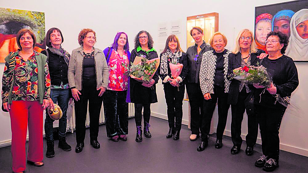 El grupo al completo, junto a la periodista Ana Gaitero (madrina de la exposición), en la inauguración de la exposición ‘Apariencias’ en el Ateneo Cultural El Albéitar. | VICENTE GARCÍA