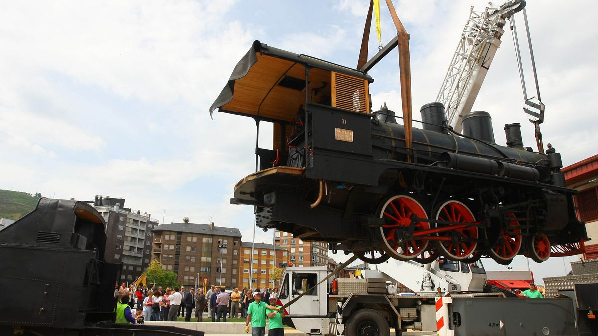 La emblemática Locomotora 31 en mayo de 2011, llegando al Museo del Ferrcarril, donde tuvo que ser colocada a través de la cubierta. |  C.S. (Ical)