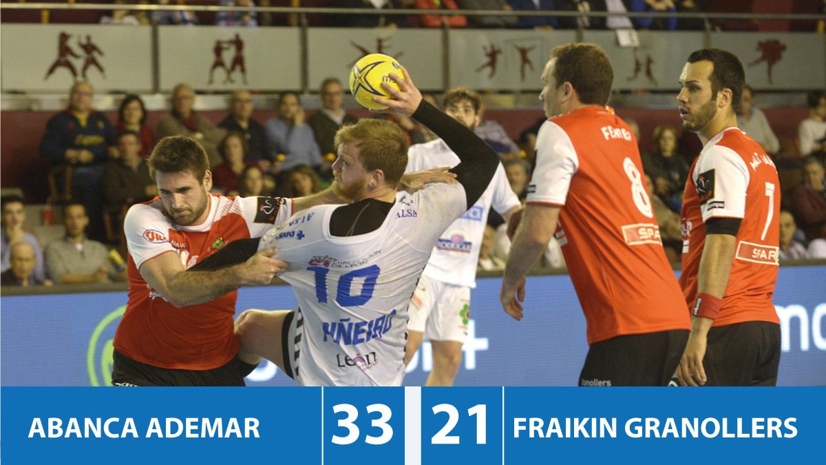 Piñeiro lanza entre los defensores del Granollers. | MAURICIO PEÑA