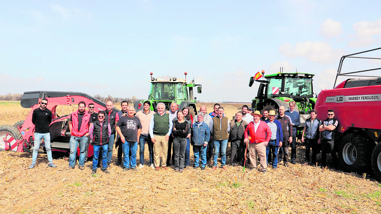 Fernando Muñoz, en el centro con chaleco verde, durante una demostración de recogida de maíz con agricultores y autoridades de la provincia de León. | LNC
