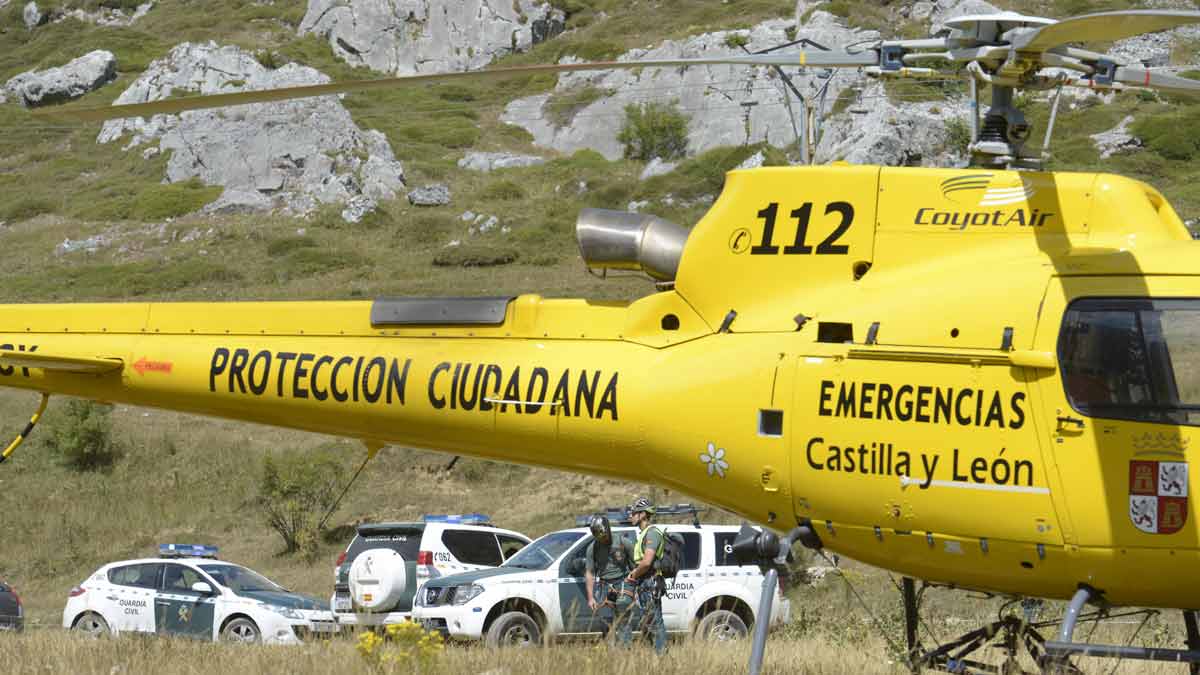 El helicóptero de rescates del 1-1-2 con vehículos de la Guardia Civil al fondo en un rescate conjunto. | MAURICIO PEÑA