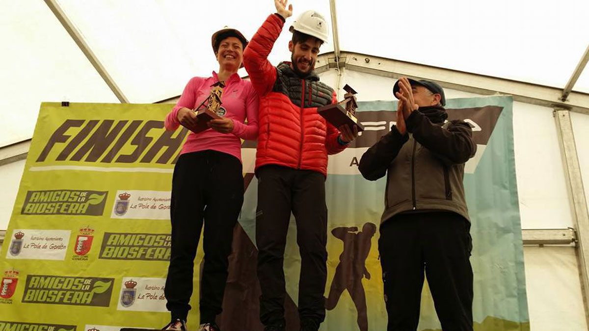Estela Santín y Pablo Villa con sus cascos mineros y trofeos. | L.N.C.
