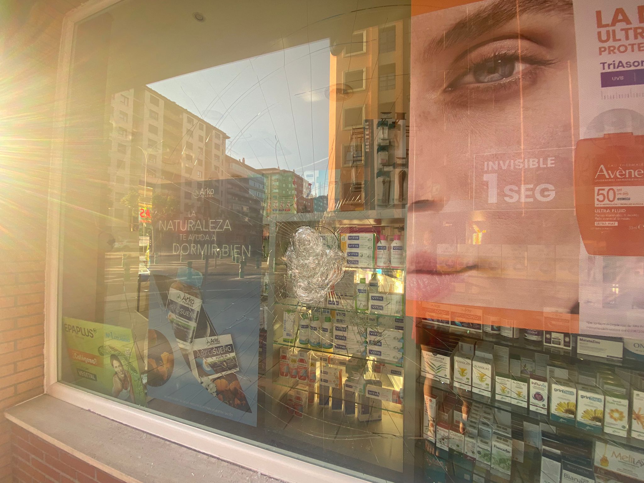 Estado en el que ha quedado el cristal de la farmacia. | L.N.C.