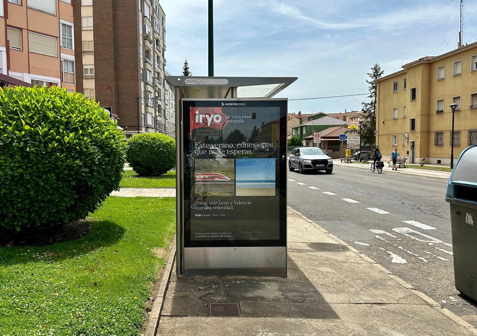 Una de las marquesinas publicitarias instaladas en León. | L.N.C.