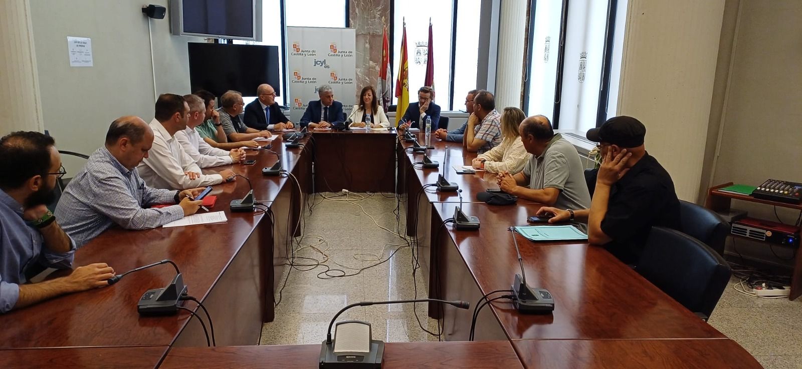 El encuentro se celebró este viernes en la Delegación Territorial de la Junta en León. | L.N.C.
