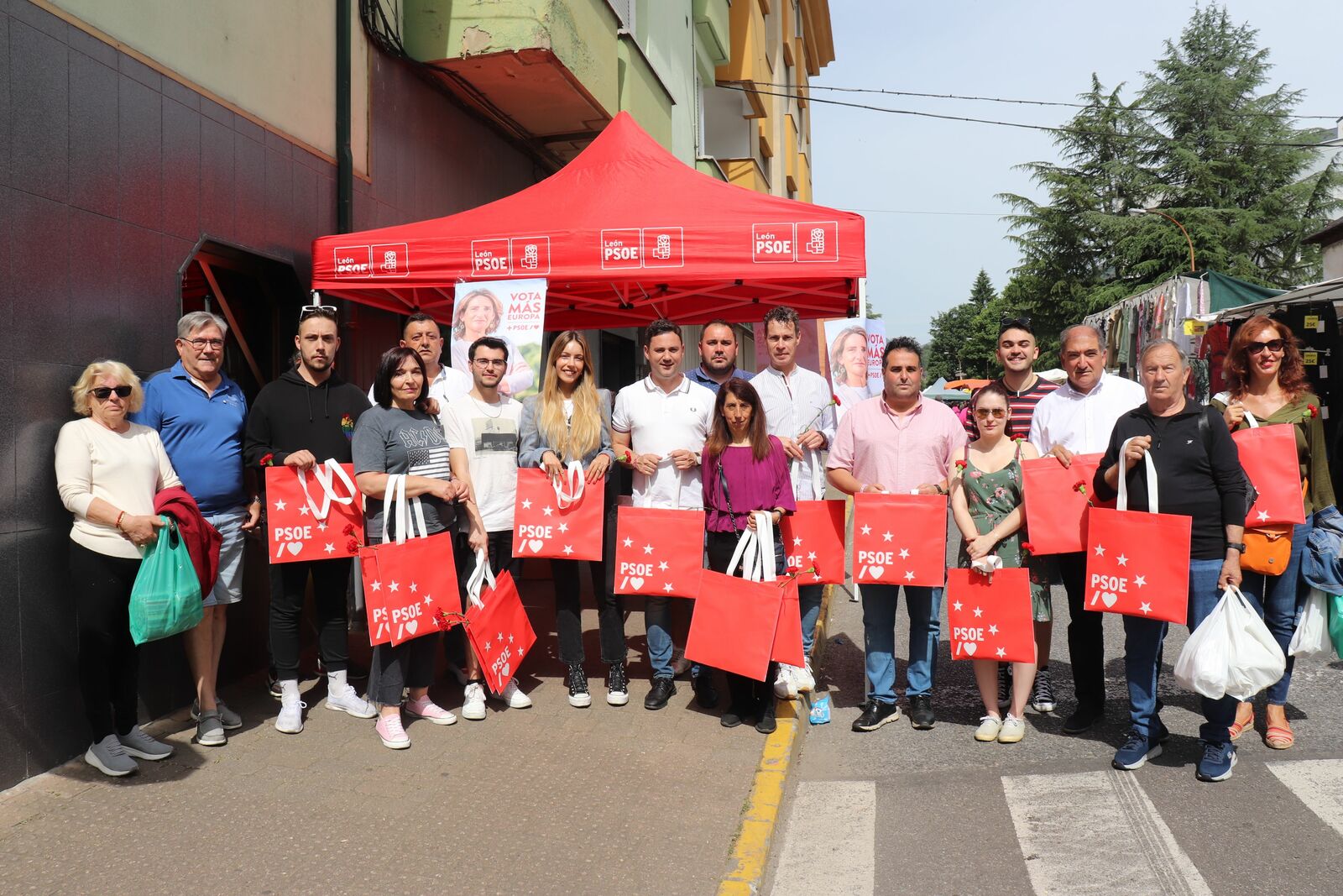 Foto de familia del PSOE en la campaña para las europeas. | L.N.C.