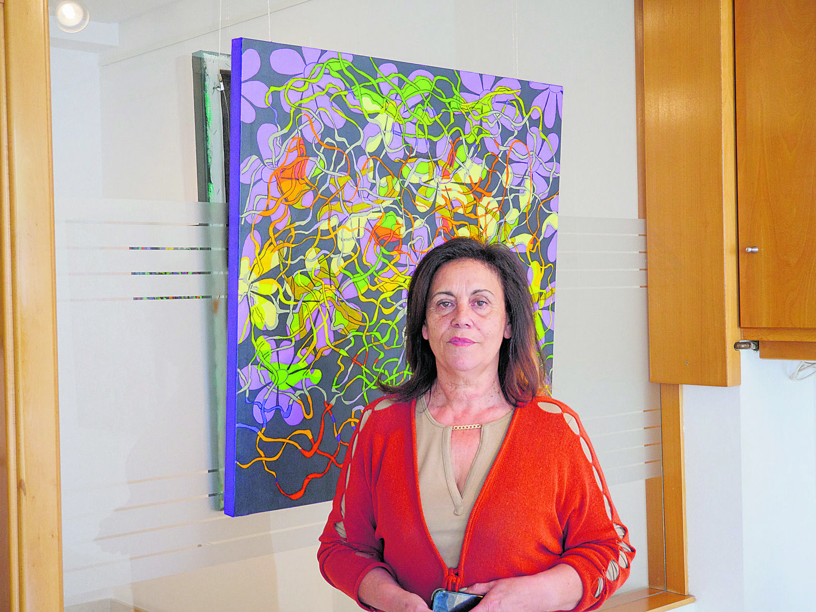 La galerista Gelines ante una obra del equipo Línea Viva. | VICENTE GARCÍA