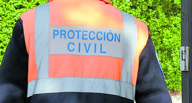 Imagen de archivo de un trabajador de Protección Civil. | MAURICIO PEÑA