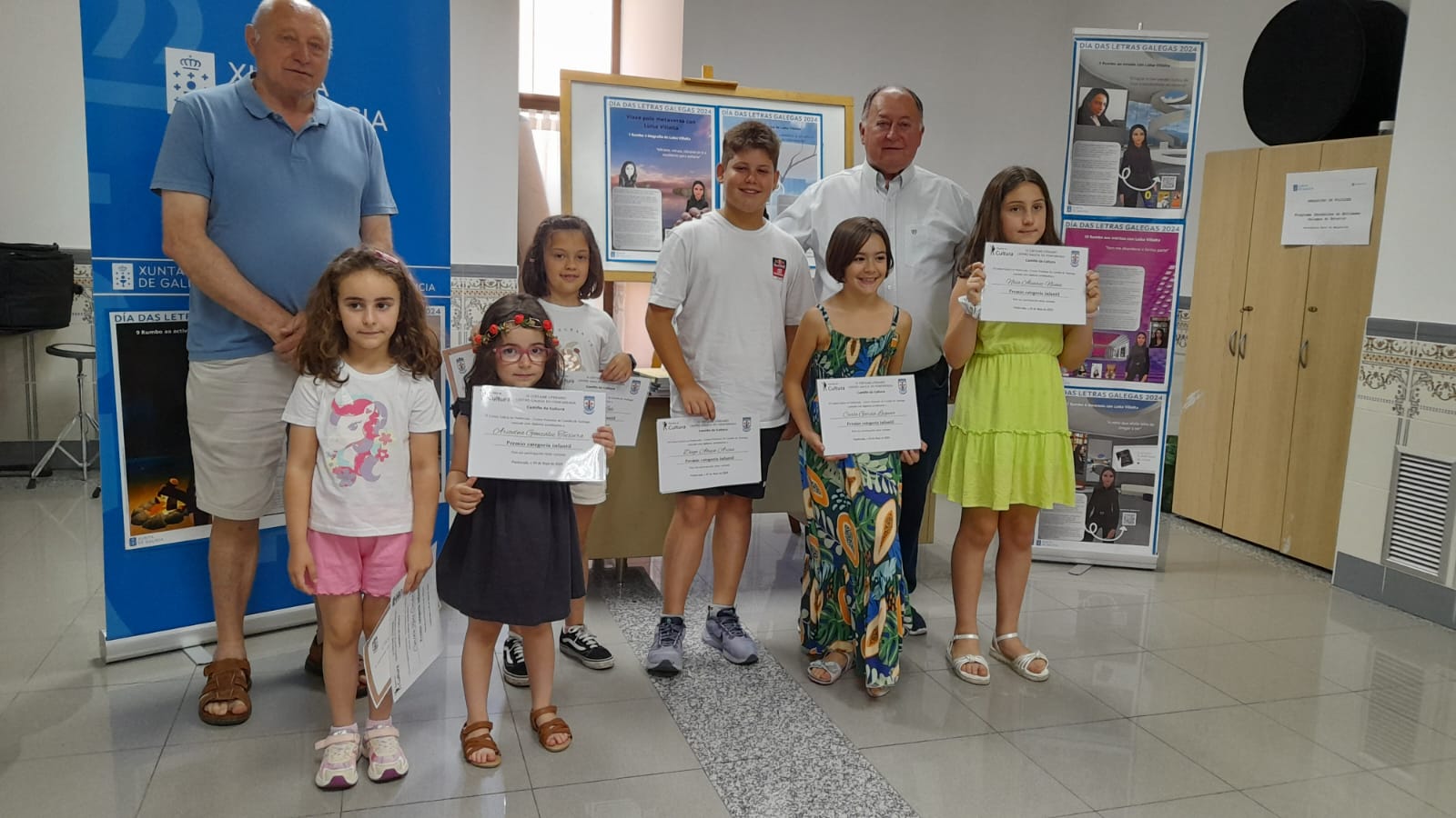 Ganadores del premio literario del Centro Galicia con parte de la directiva. | MAR IGLESIAS