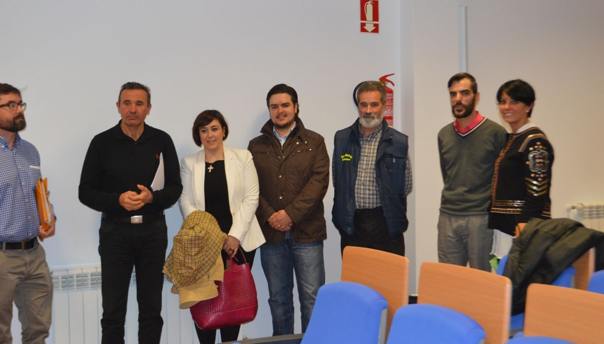 Rosa Luna, a la derecha, con pedáneos, técnicos del Imfe y de Fundación Las Médulas. | D.M.