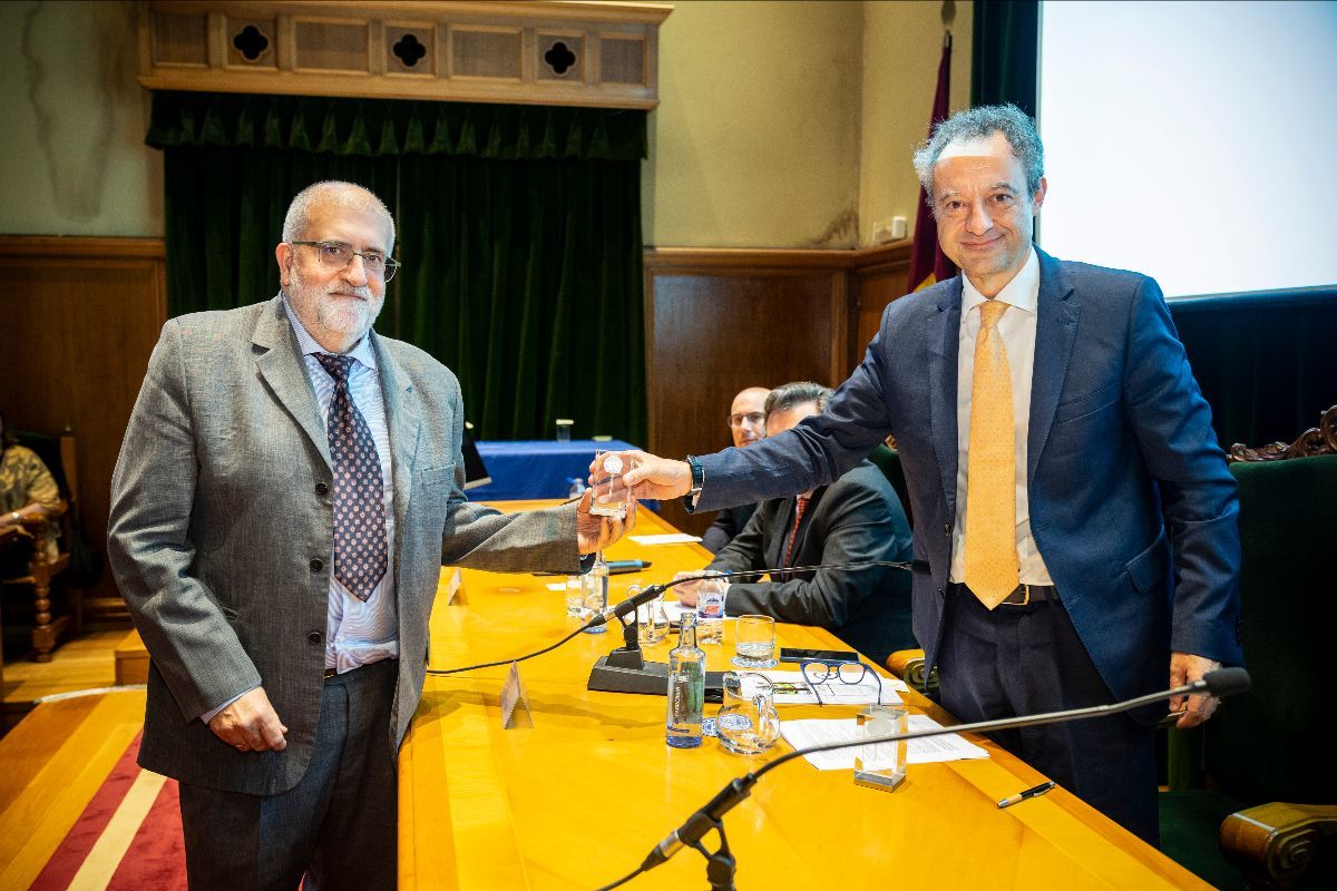 El doctor López recoge el Premio SEN de manos del doctor Jesús Porta-Etessam, presidente de la Sociedad. | L.N.C. El doctor López recoge el Premio SEN de manos del doctor Jesús Porta-Etessam, presidente de la Sociedad. | L.N.C.