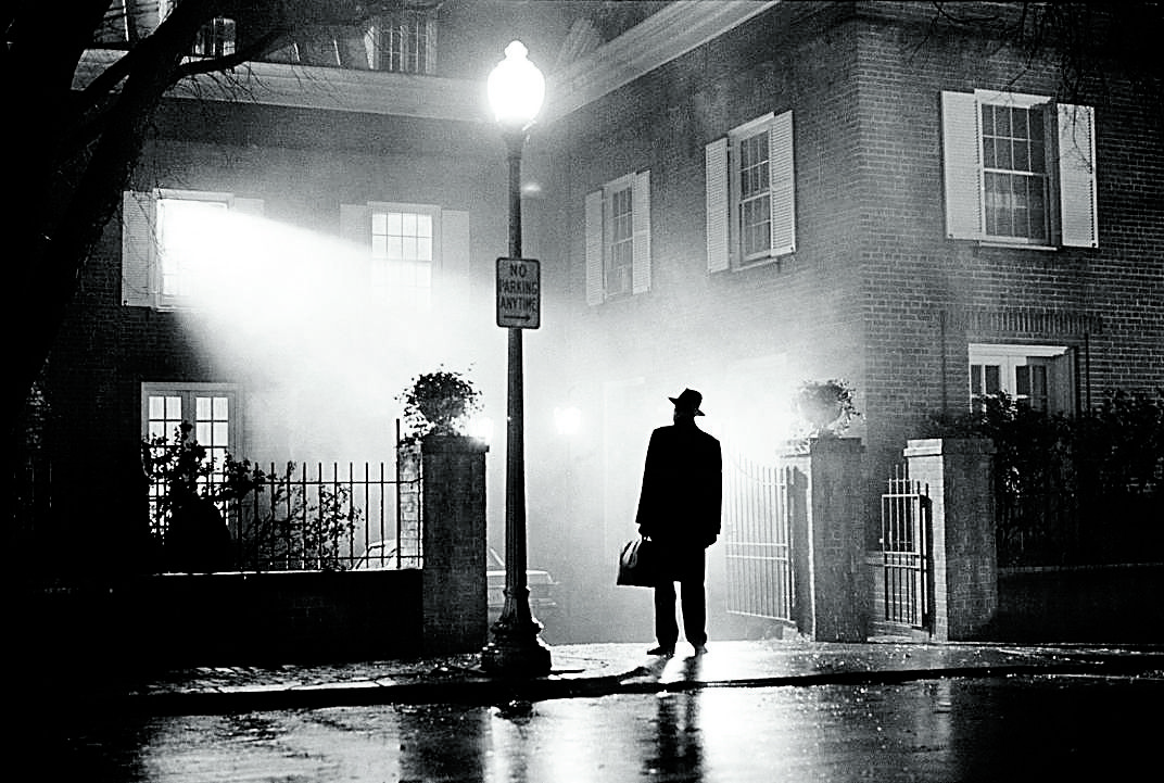 Icónica imagen utilizada para el cartel original de 'El exorcista'. | WARNER