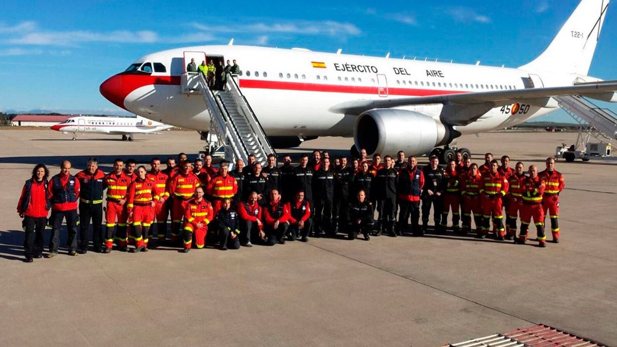 El equipo Usar de León, y otros miembros de la Unidad Militar de Emergencias antes de emprender el vuelo hacia Ecuador. | @Defensagob