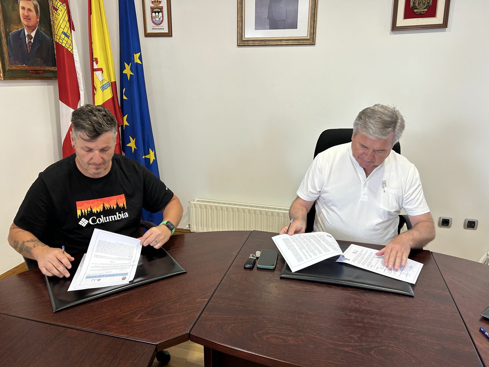 Firma del convenio en Carracedelo.