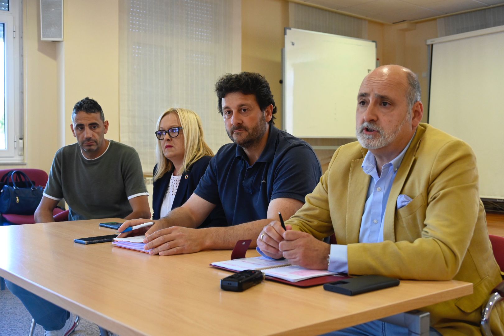 Rueda de prensa conjunta de los portavoces de Vive Villaquilambre, PP, Vox y Ciudadanos. | SAÚL ARÉN