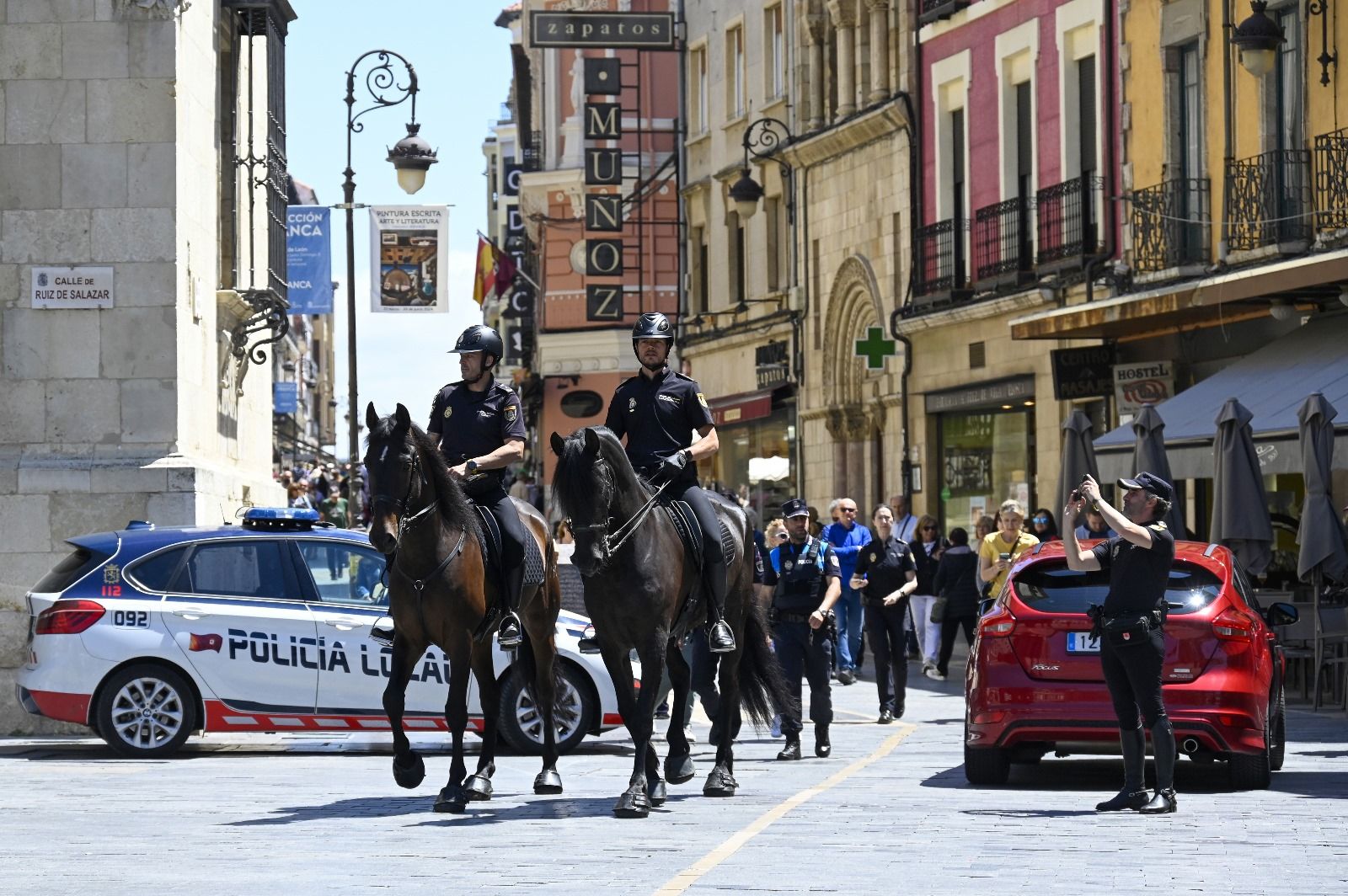 policia nacional calle ancha leon2 policia nacional calle ancha leon2