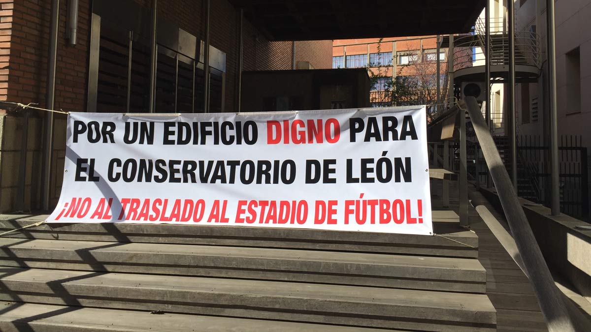 Cartel de protesta por el traslado en la ubicación actual del Conservatorio, en Santa Nonia.