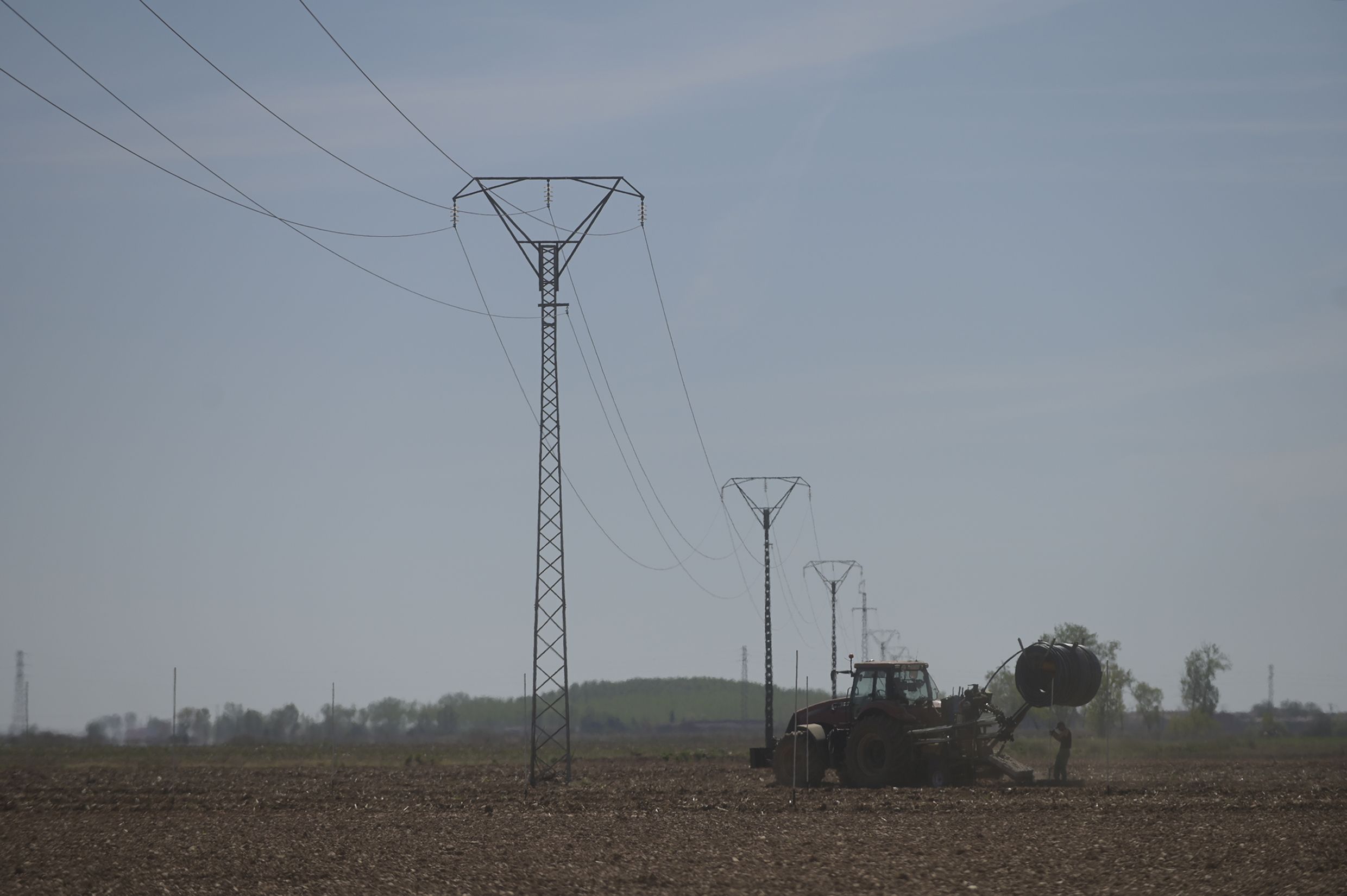 Foto de un agricultor de la provincia de León trabajando. | JESÚS F. SALVADORES