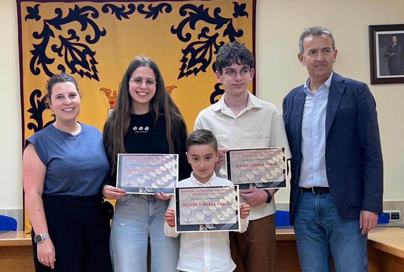 La edil de Cultura y el alcalde de La Robla junto a los ganadores de esta edición. | L.N.C.