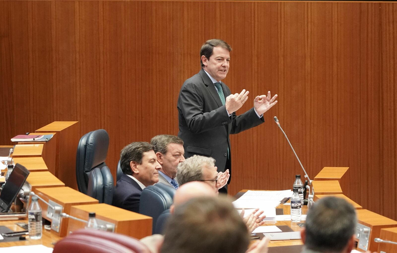 El presidente de la Junta, Alfonso Fernández Mañueco, en el pleno de este jueves. | RUBÉN CACHO (ICAL)