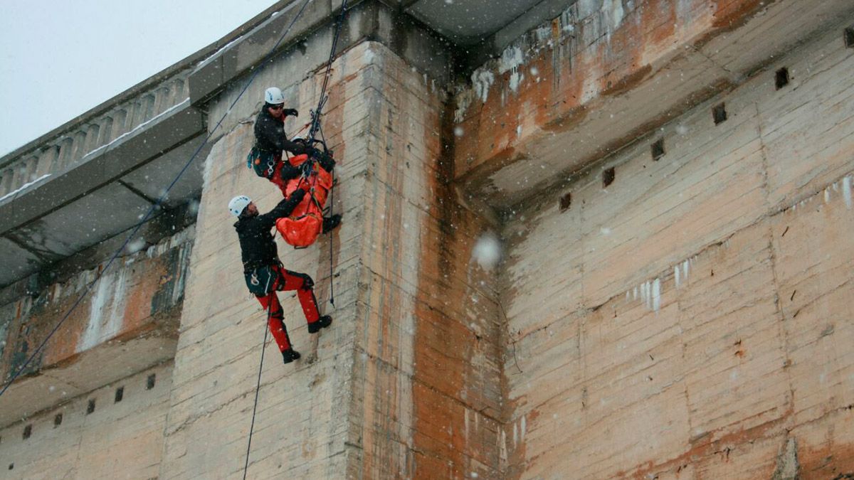 Este martes realizaban un ejercicio en el embalse de Barrios de Luna simulando un rescate masivo de víctimas por caída de vehículo. | UME