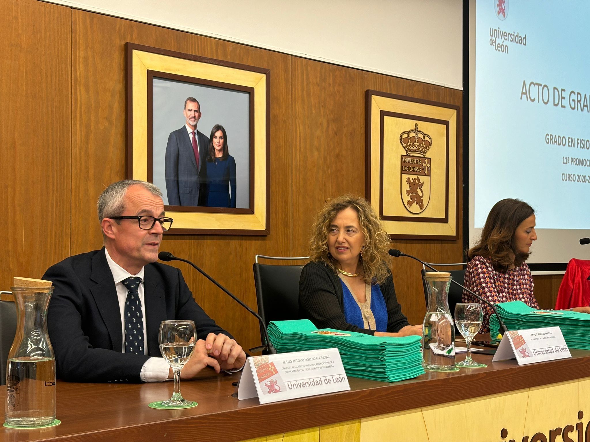 La vicerrectora del Campus de Ponferrada, Pilar Marqués, en el centro de la imagen.