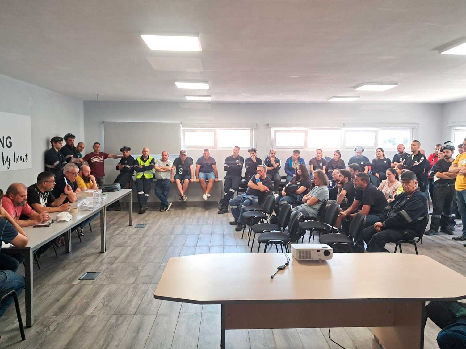 Reunión de trabajadores en BA Glass León. | L.N.C.