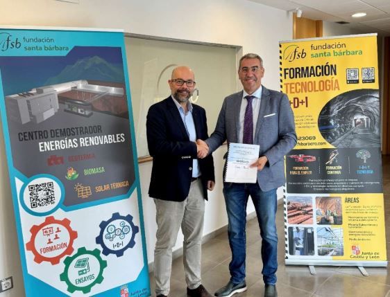 El Director General de Fundación Santa Bárbara, Manuel Alvarez y el Gerente de EMICO, Salvador Martínez, durante la reunión de cierre del proyecto.