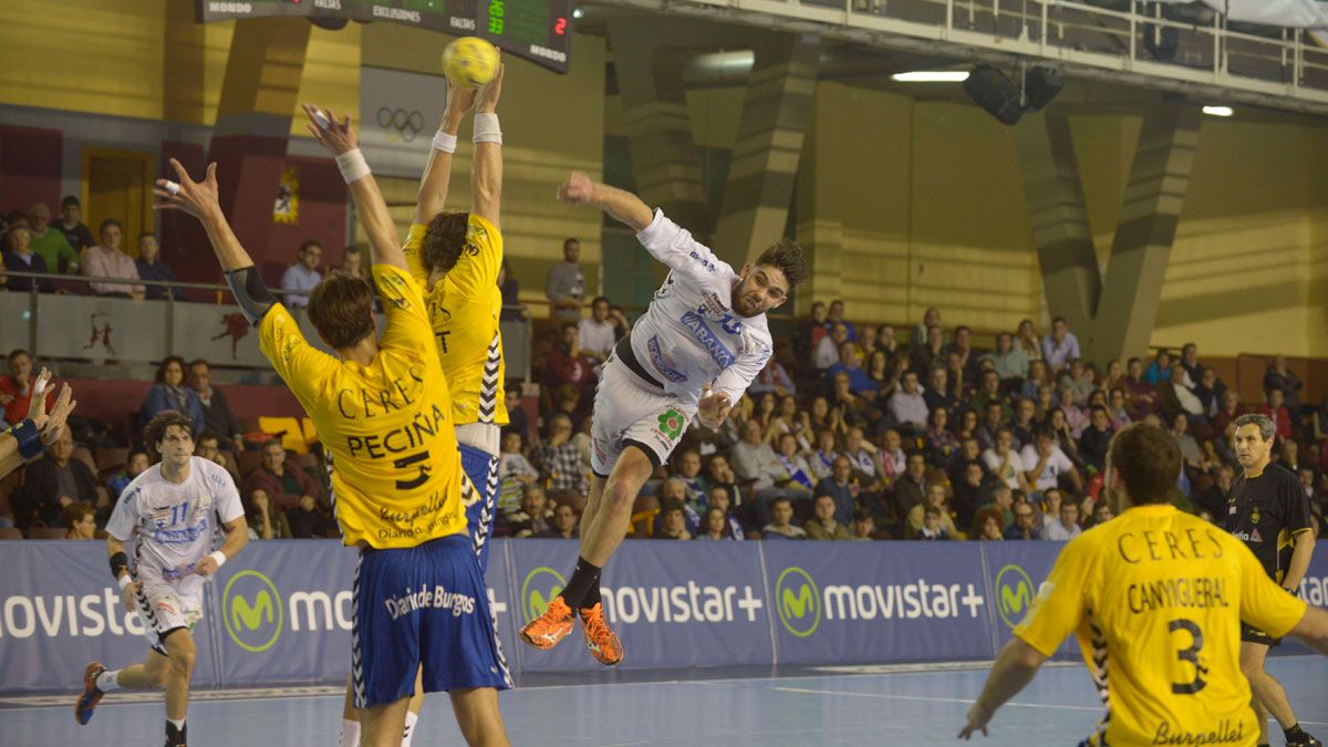 Leo Santos lanza a portería ante la oposición de la defensa arandina en el partido de ida disputado en elPalacio de los Deportes. | MAURICIO PEÑA