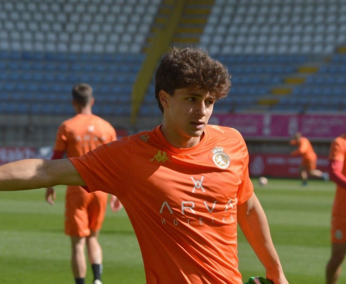 Guzmán, durante un entrenamiento con el primer equipo en el Reino de León. | CYD