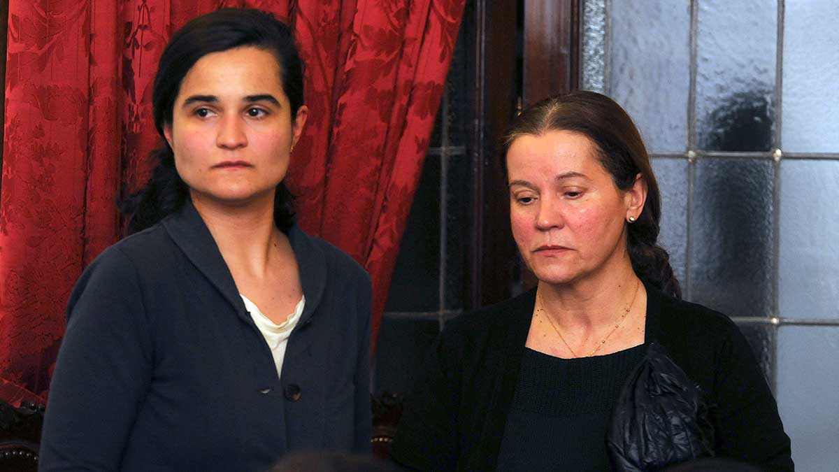 Triana y su madre Montserrat en una de las sesiones del juicio celebrado a comienzos de este año en la Audiencia Provincial de León. | J. CASARES (POOL EFE)
