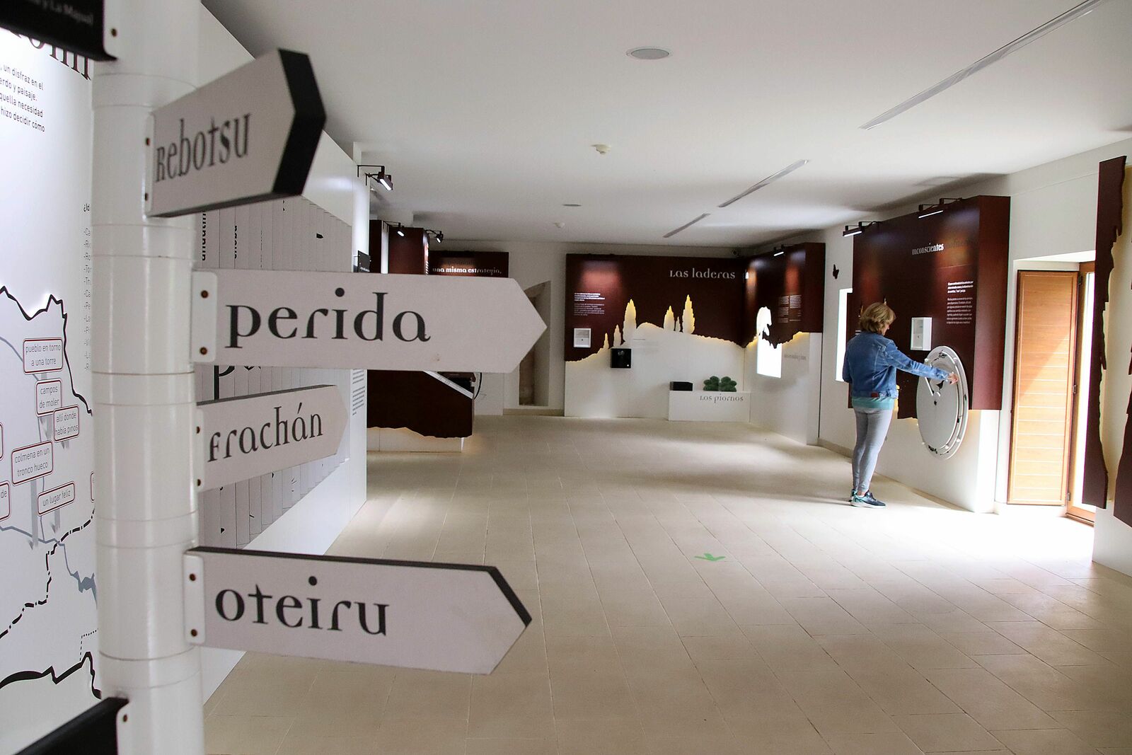 Interior de la Casa del Parque de Riolago. | PEIO GARCÍA (ICAL)