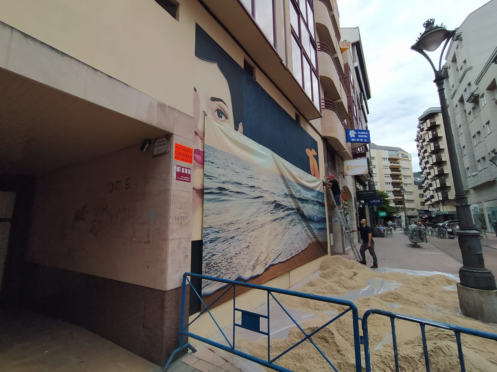 Mural de Nevenka parcialmente tapado en la calle Real de Ponferrada.