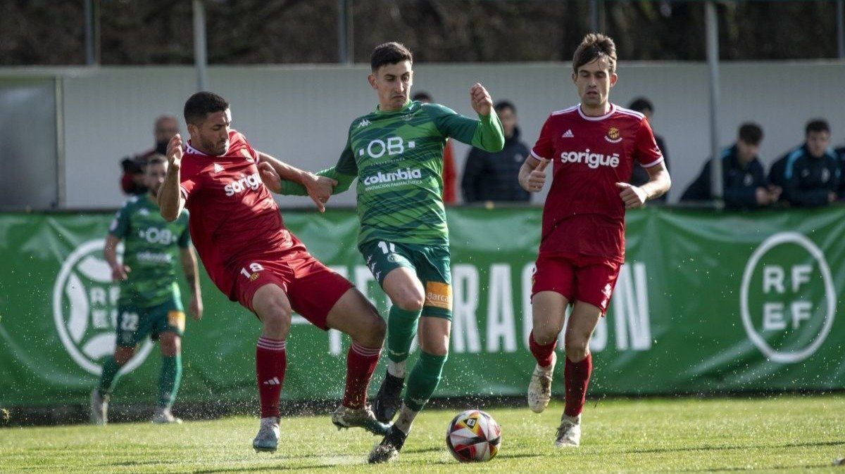 Pibe intenta zafarse de dos rivales en un partido con el Arenteiro. | ÓSCAR PINAL (LA REGIÓN)