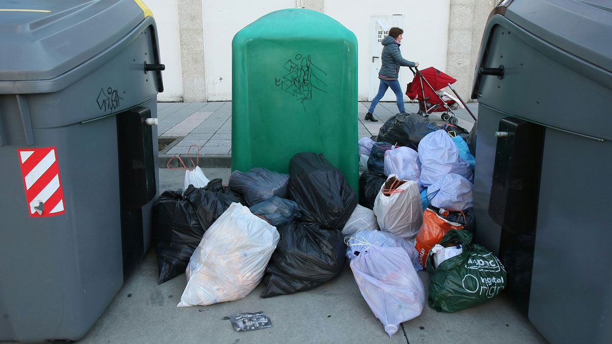 Contenedores a rebosar y con basura sin recoger, en Ponferrada. | C. SÁNCHEZ (ICAL)