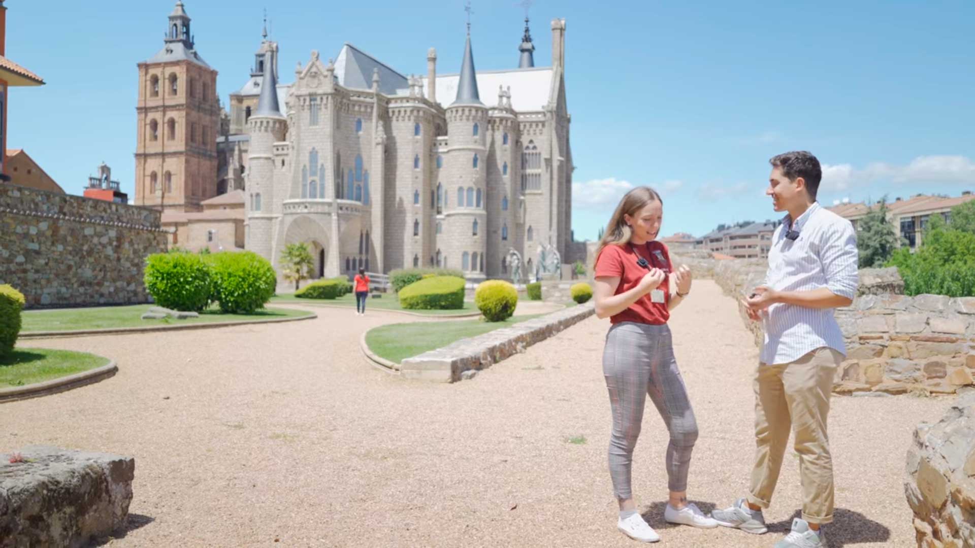 Un momento de la entrevista con el Palacio Episcopal de fondo. | LNC