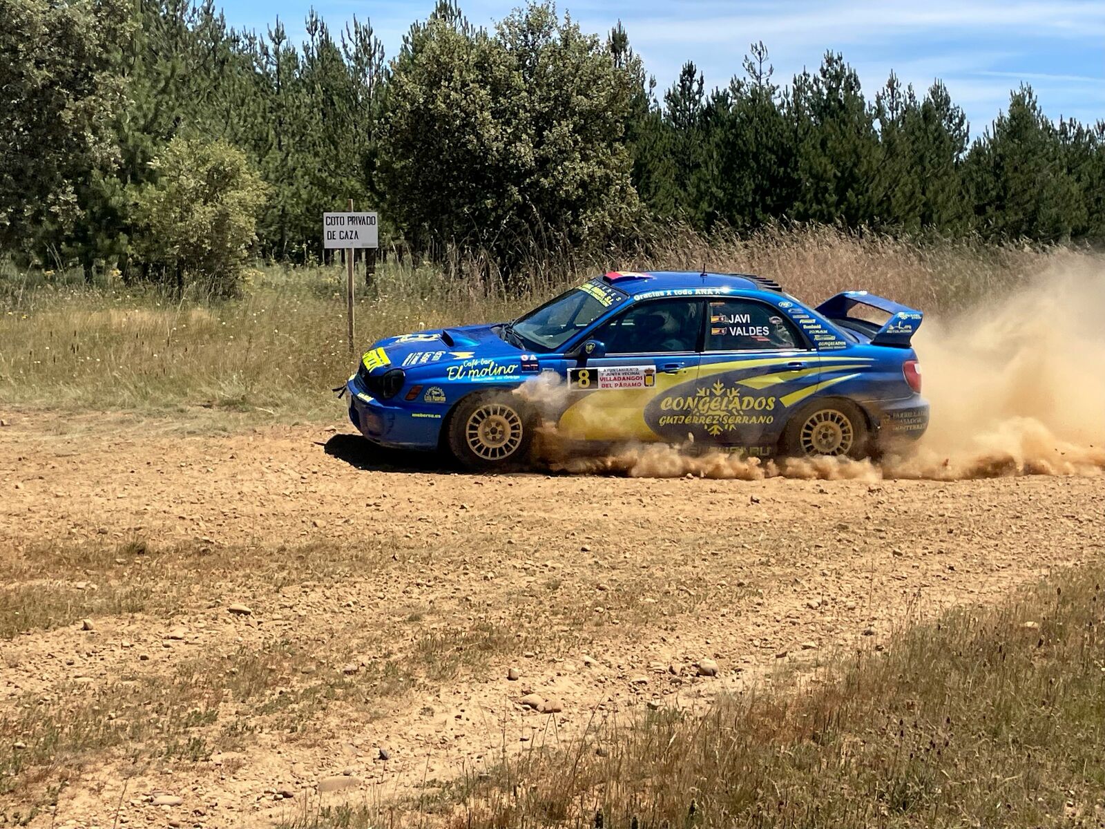Uno de los vehículos, durante uno de los tramos del recorrido en el Rally de Villadangos. | TAMARA SOTO