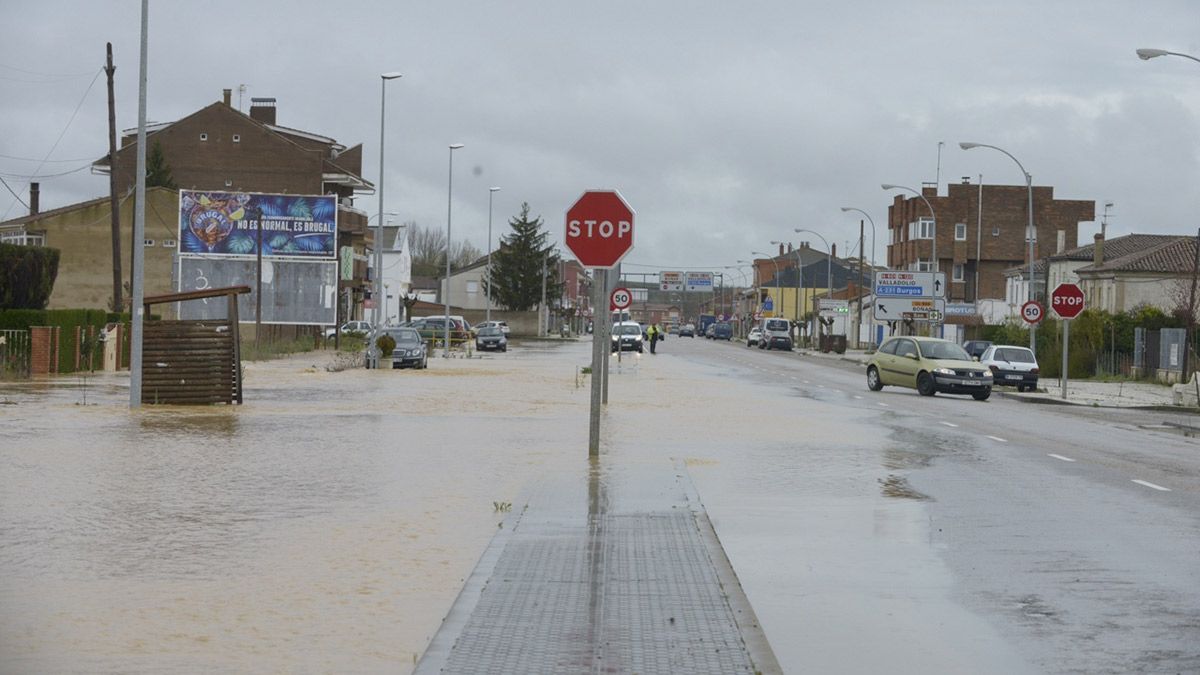 El agua saltó a la N-601 en la travesía de la localidad. | MAURICIO PEÑA