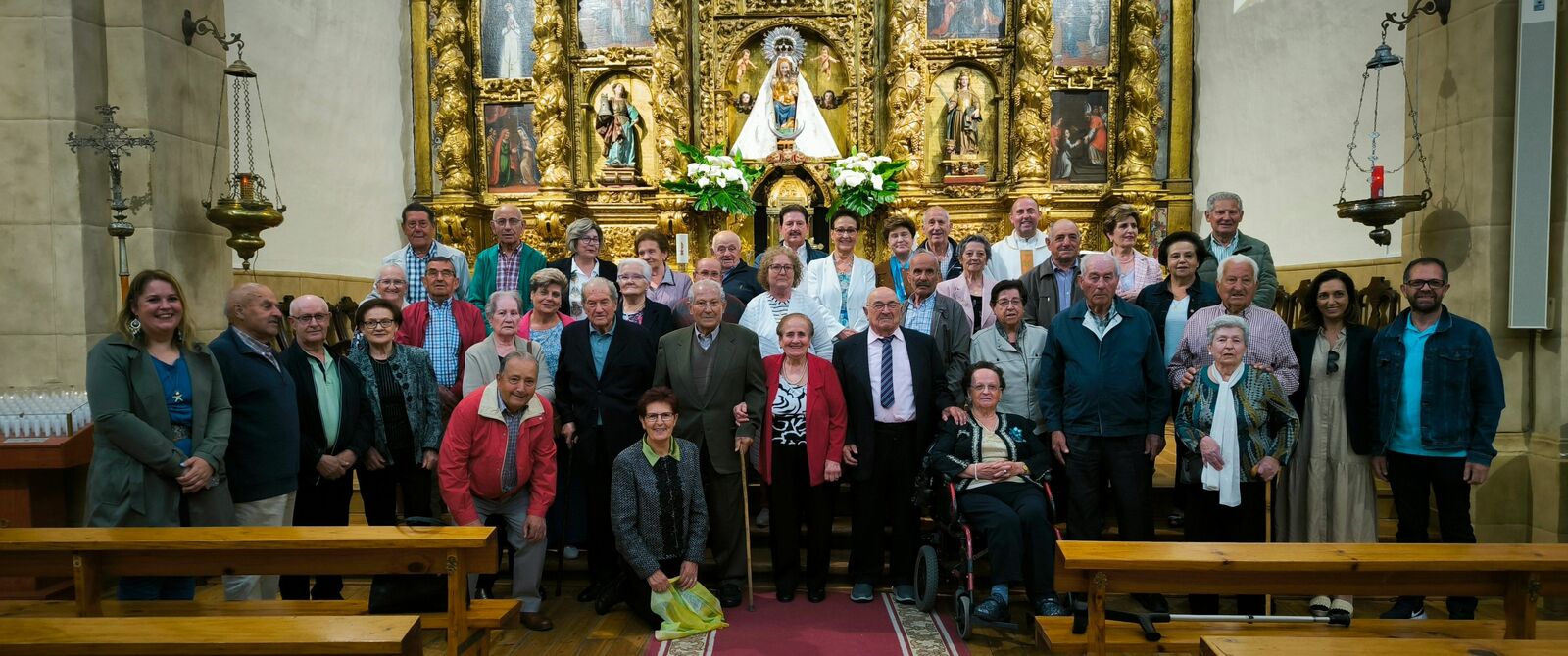 Foto de familia en la iglesia de la localidad con los matrimonios de más de 50 años homenajeados por parte del consistorio paramés. | L.N.C. Foto de familia en la iglesia de la localidad con los matrimonios de más de 50 años homenajeados por parte del consistorio paramés. | L.N.C.