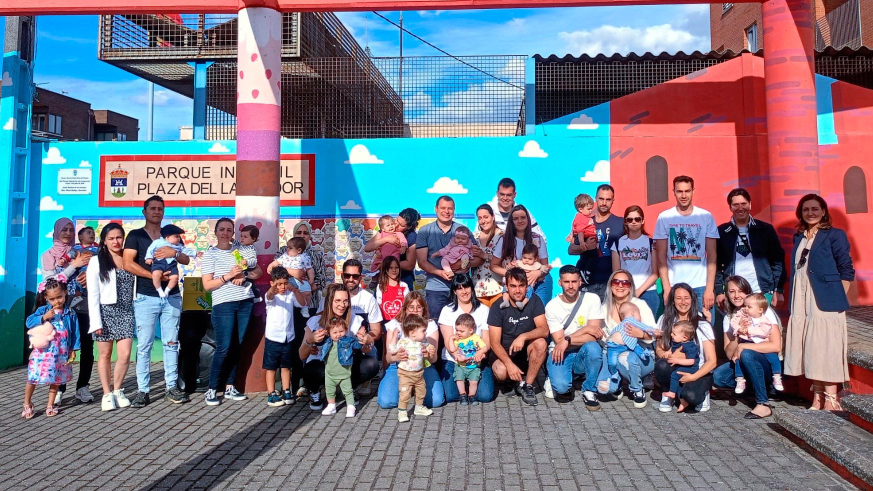 Foto de familia de los padres con sus bebés durante el acto de homenaje a los nacidos en 2023 en la plaza del Labrador con la presencia de Alicia Gallego y Omar Sabaria. | L.N.C.
