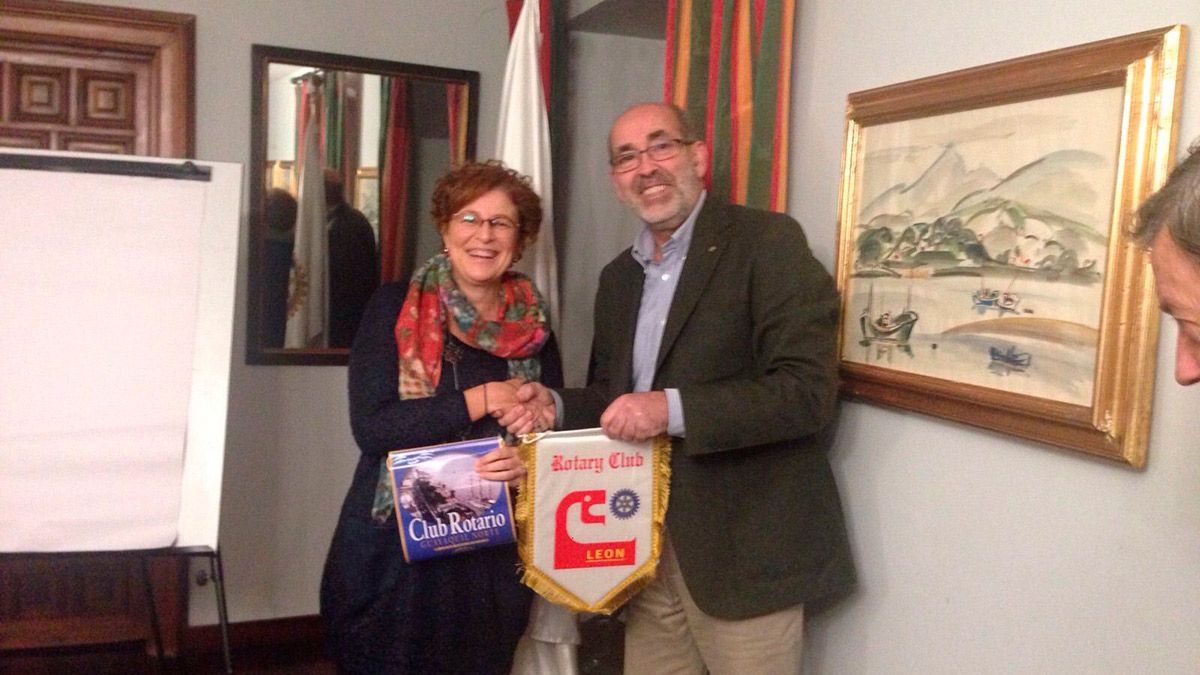 Mariam Martínez intercambiando el banderín de las dos delegaciones de Rotary, la de León y la de Guayaquil, donde reside la leonesa. | L.N.C.