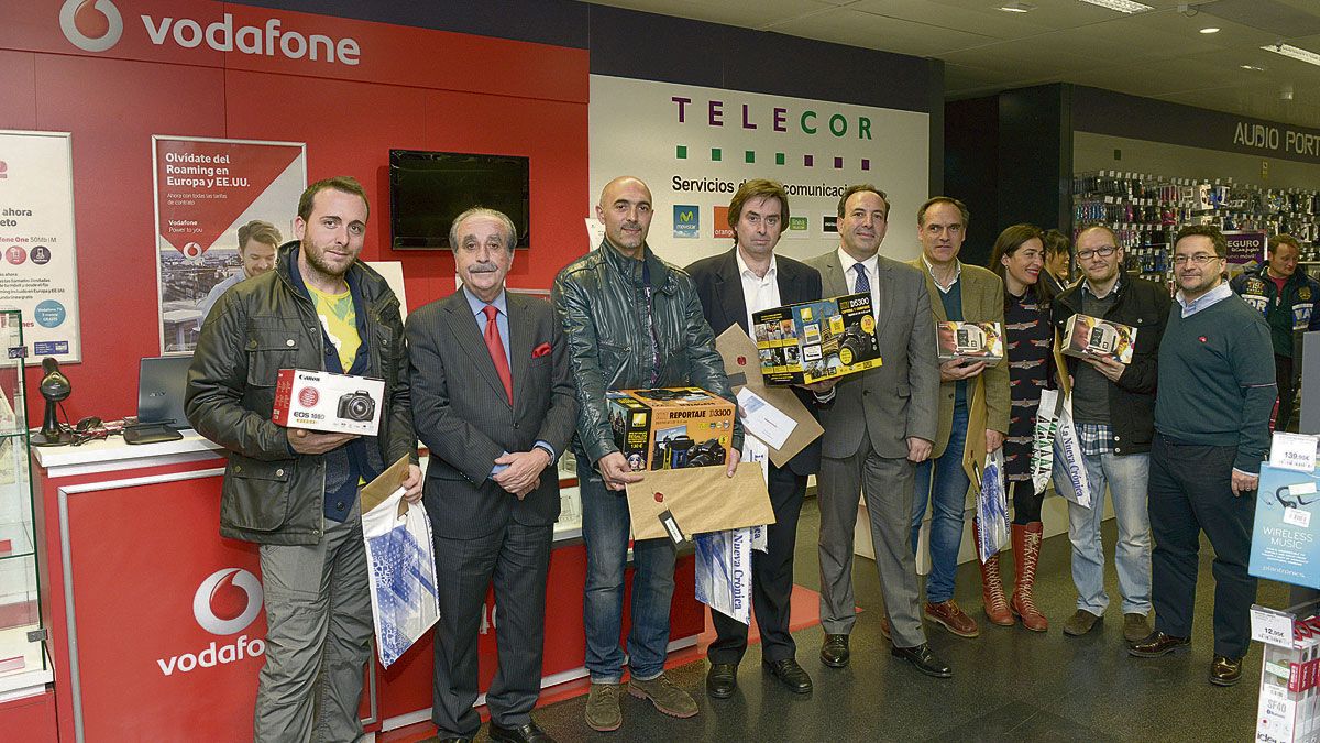 Foto de familia de las entidades organizadoras del certamen de fotografía con los premiados, ayer en la cuarta planta de El Corte Inglés. | MAURICIO PEÑA