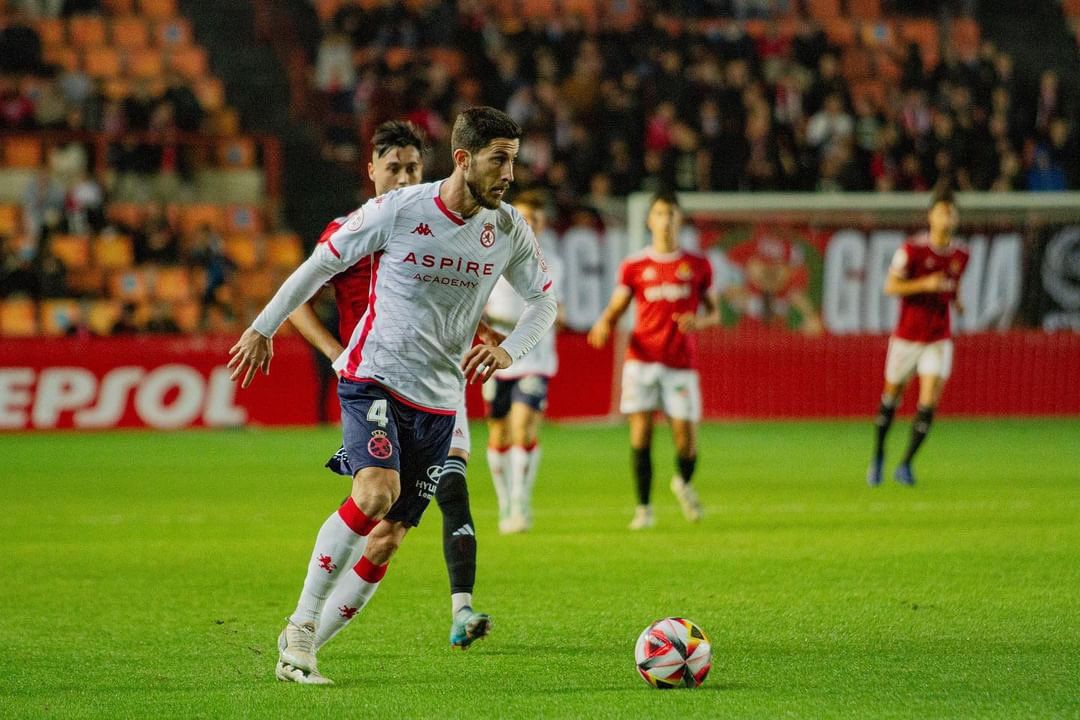 Coch da un pase durante el partido frente al Nástic. | NÁSTIC DE TARRAGONA
