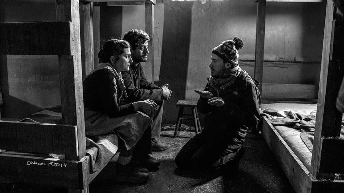 El director Simón Casal da instrucciones a los actores Marían Álvarez (Manuela) e Isak Férriz (Miguel). | CHEMA RÍOS