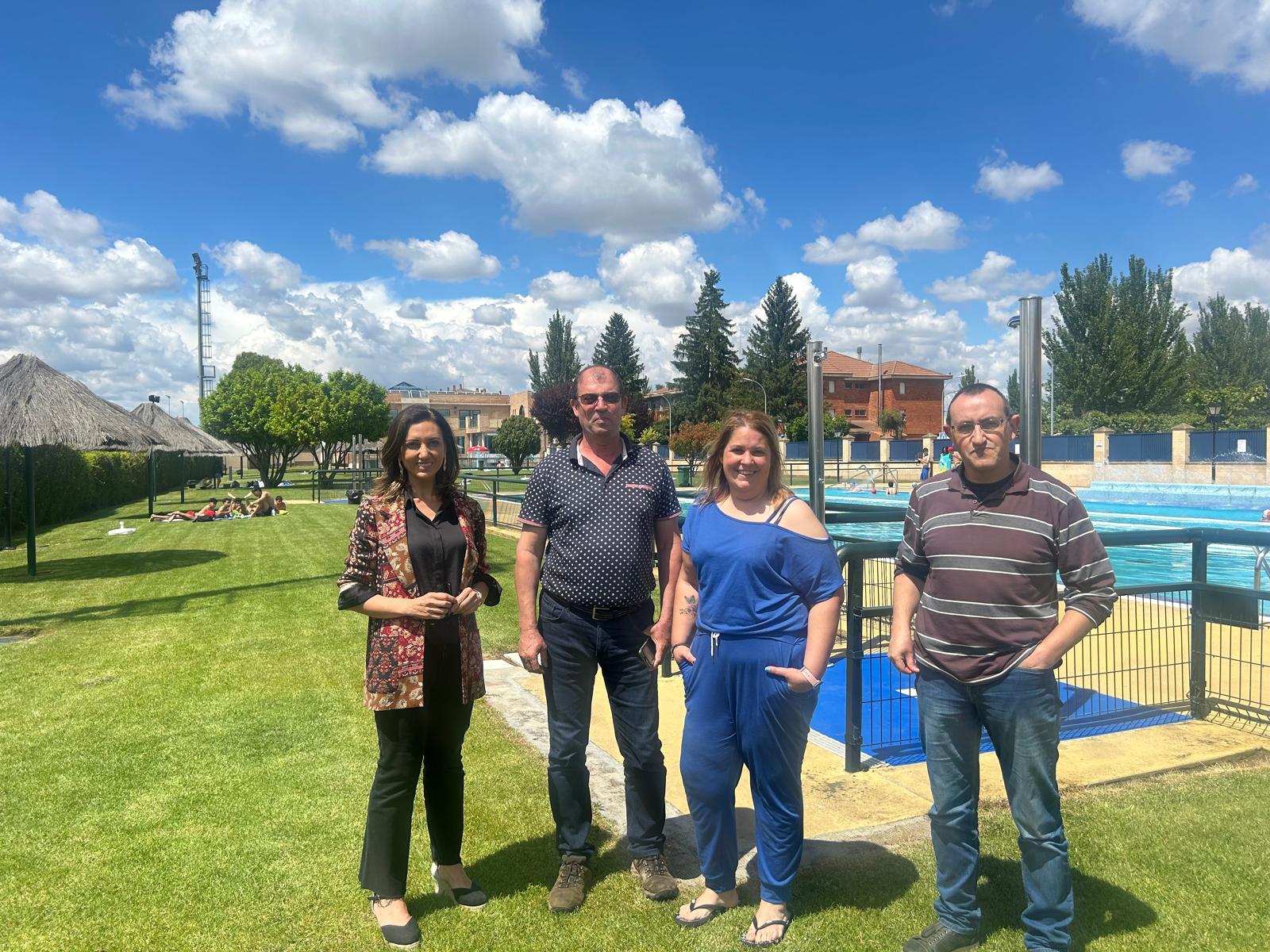 Miembros del equipo de gobierno durante la inauguración este miércoles de la temporada de las piscinas. L.N.C.