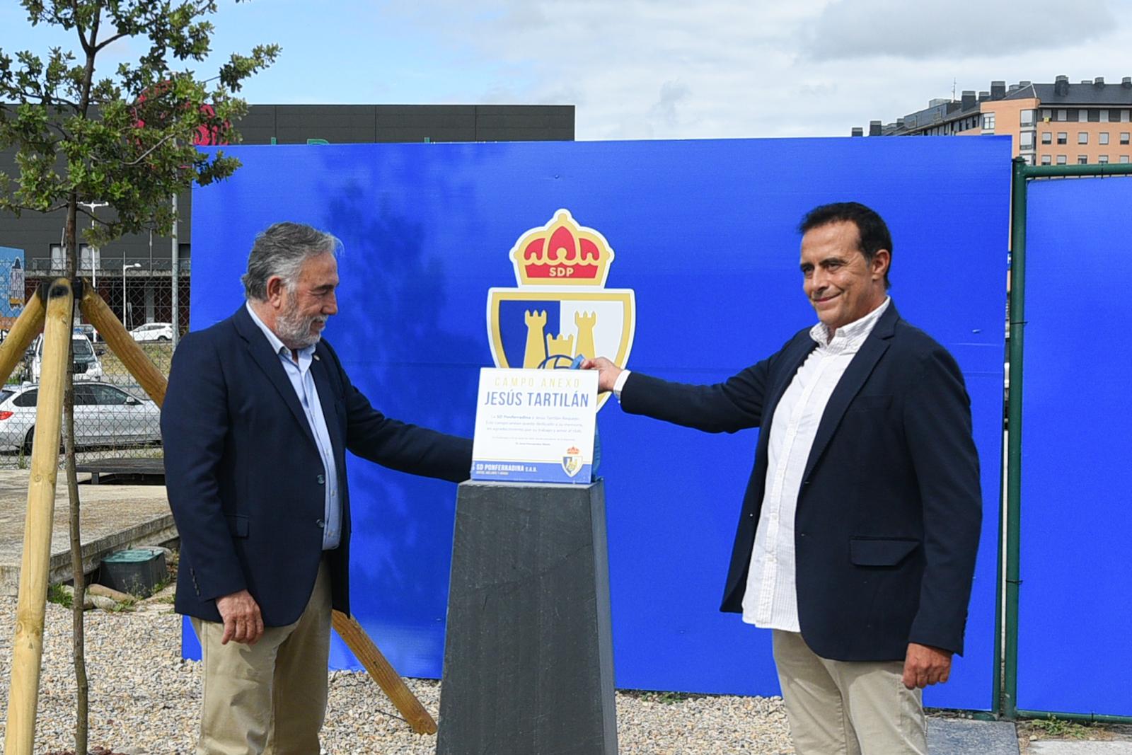 Momento del descubrimiento de la placa de Jesús Tartilán | QUINITO