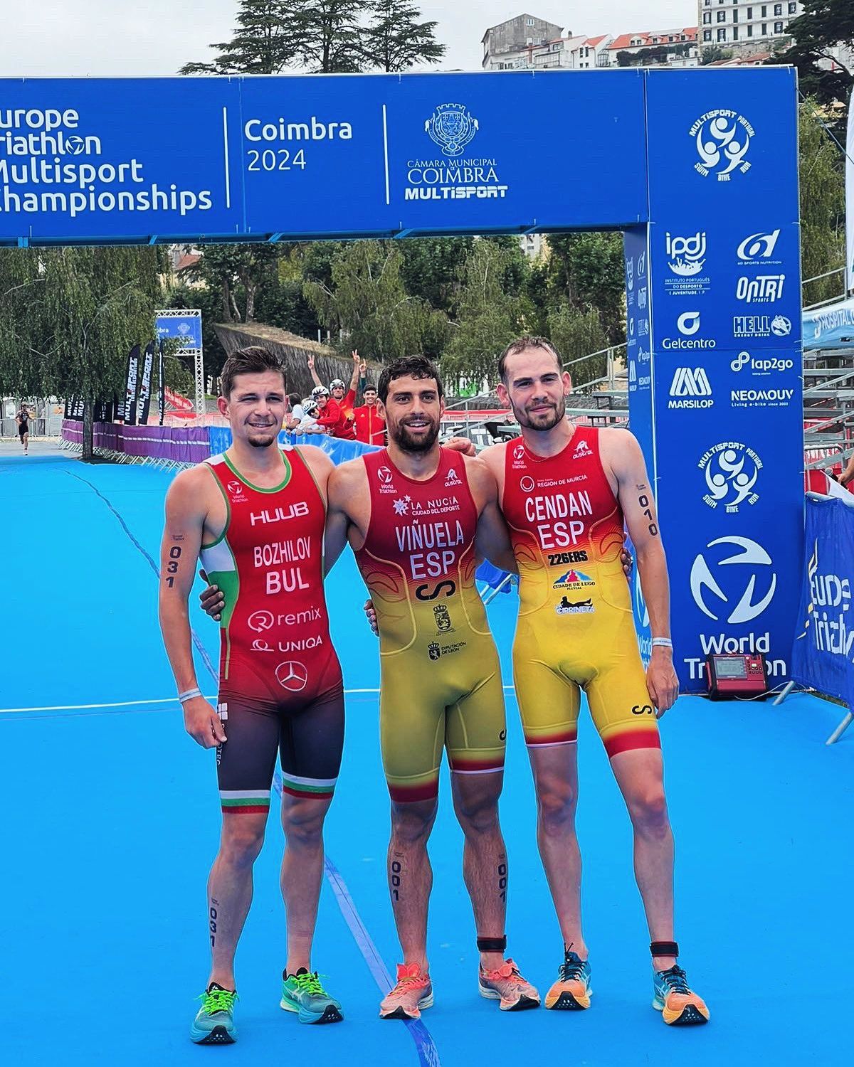 Kevin Viñuela, medio, en el pódio de Acuatlón consiguiendo su segundo oro | FTCYL