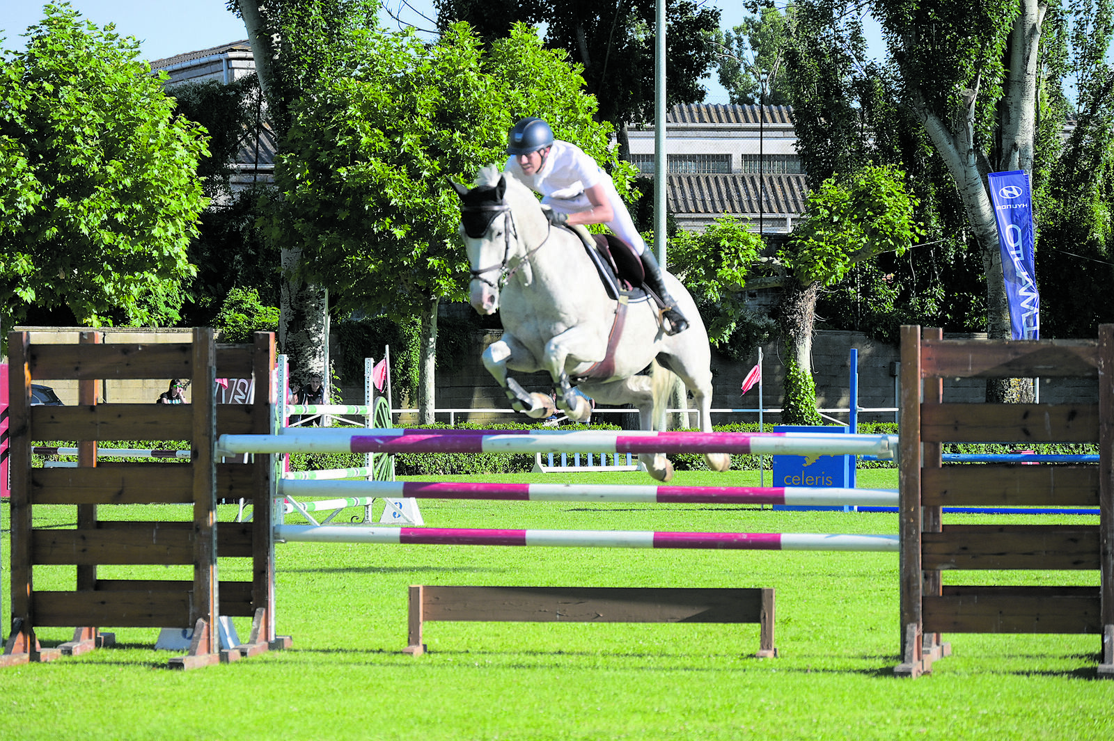 Uno de los participantes supera uno de los obstáculos  durante el primer día de competición. R MAURICIO PEÑA
