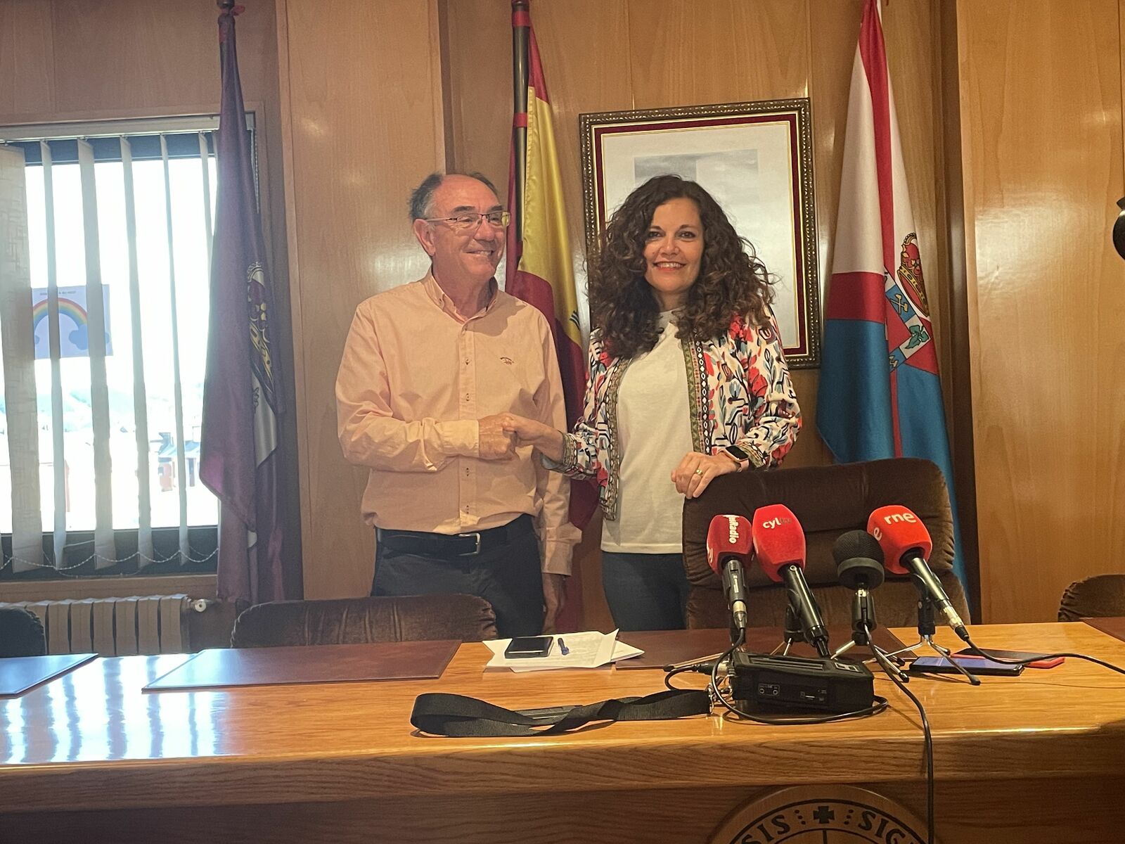 Sigifredo Benavides (UPL) y Silvia Cao (PSOE) encabezan el gobierno de Bembibre. | J.F.